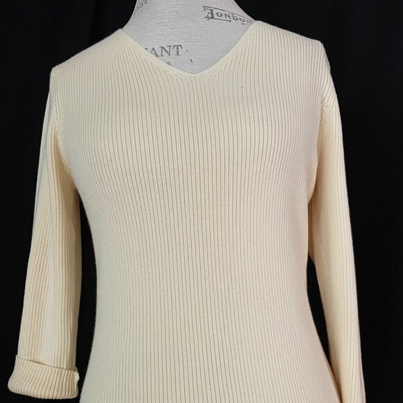 Van Heusen Fitted V-Neck Sweater: Size M - Picture 2 of 10